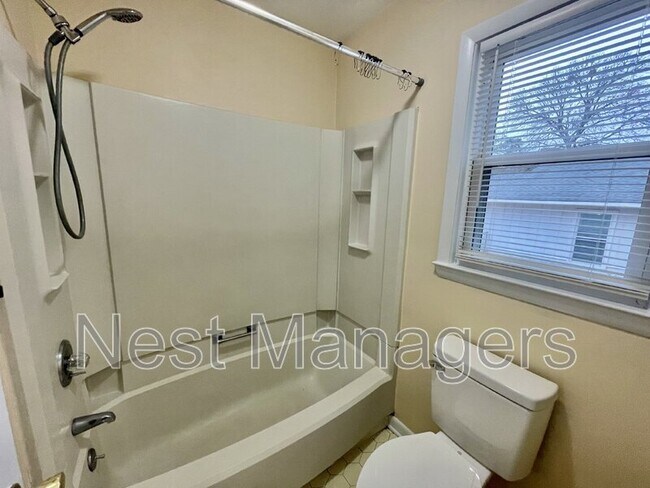 Building Photo - 2109 Hollyridge Pl