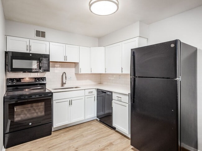 Building Photo - 593 Riverview Dr