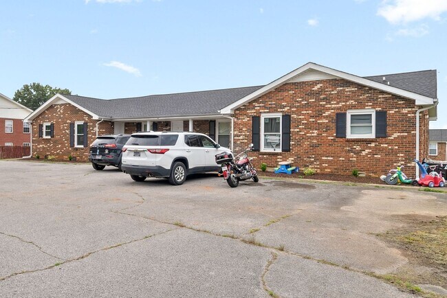 Building Photo - 147 Darlene Dr