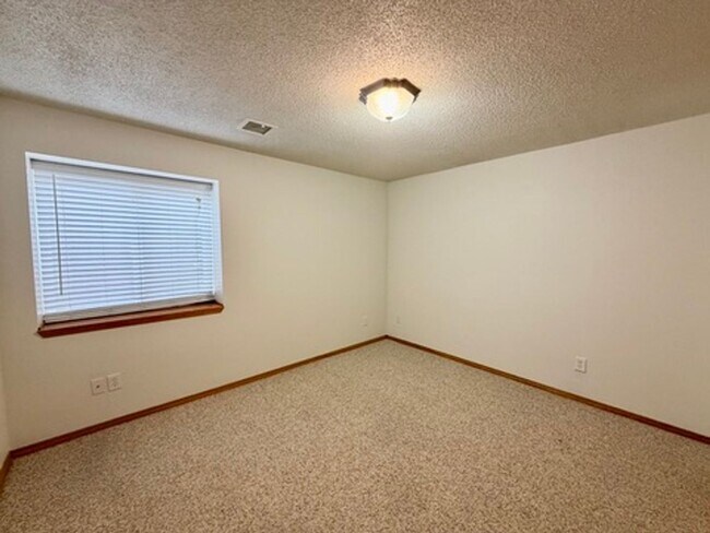 Building Photo - 4 bedroom Home in Regency Lakes!