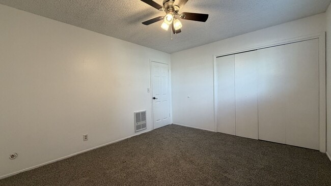 Building Photo - Cozy 2 Bedroom 1 1/2 Bath Townhouse Style ...
