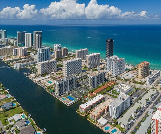 Building Photo - 2030 S Ocean Dr