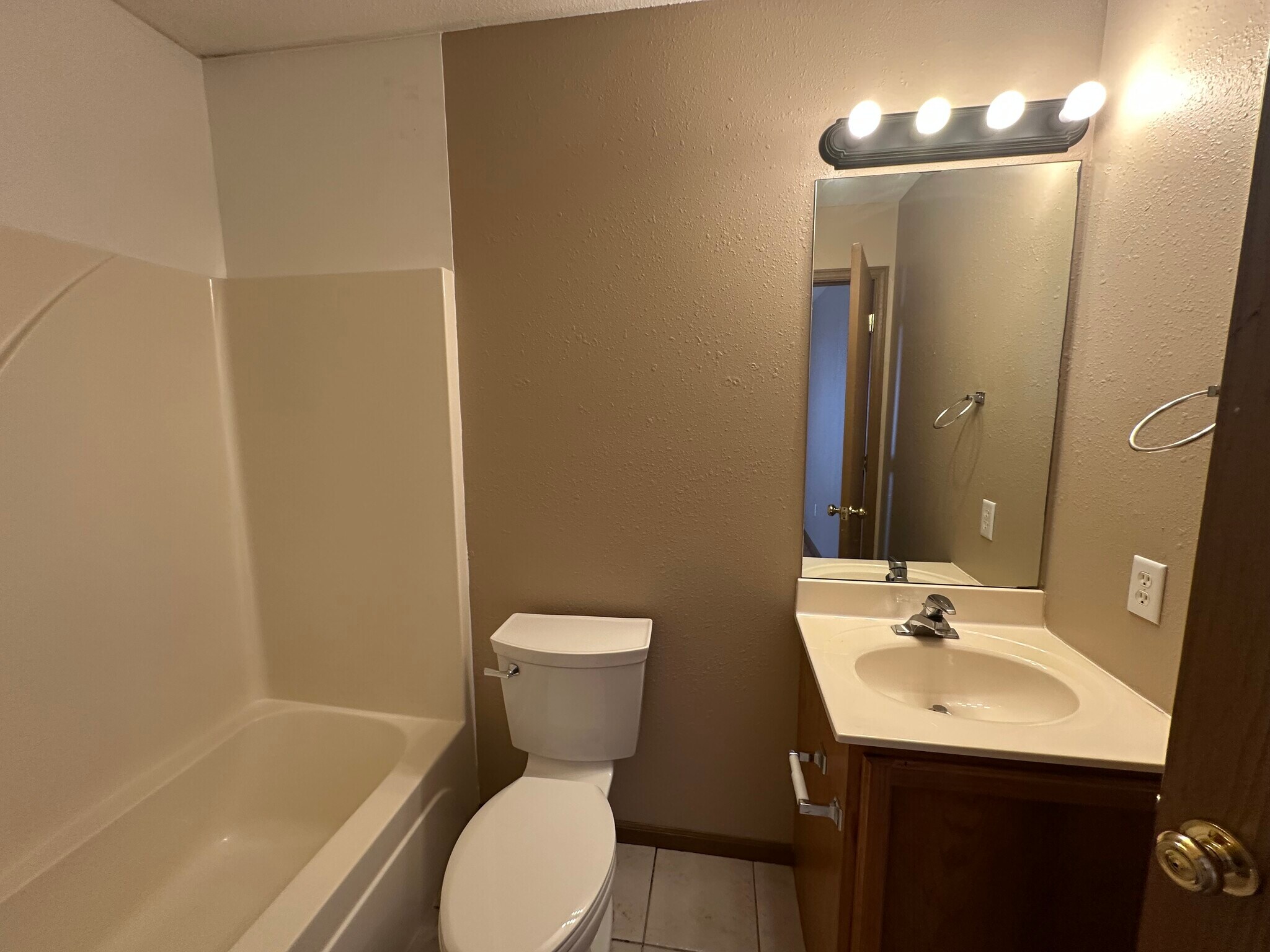 En Suite Full Bath #2 - Upper Lvl - 3504 Zinnia Dr