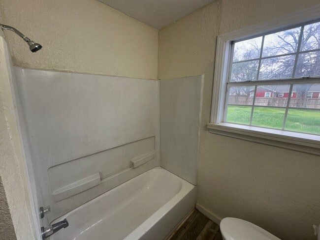 Building Photo - 3921 Roselawn Dr