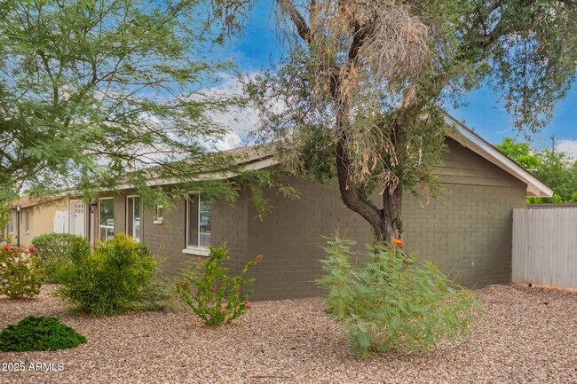 Building Photo - 501 E El Camino Dr