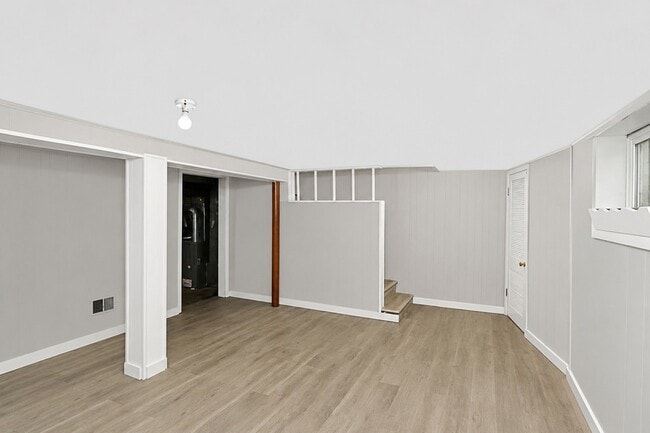 Building Photo - 4843 Elm St