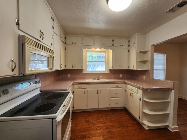 Building Photo - Craftsman Style House Walking Distance to ...