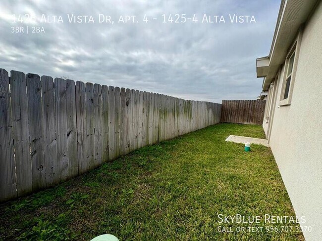 Building Photo - 1425 Alta Vista Dr