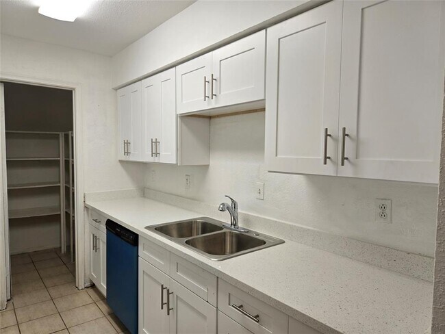 Building Photo - 7400 Bellerive Dr