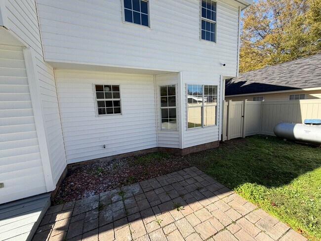 Building Photo - Remodeled bathrooms, new kitchen in this Nashville beauty - REDUCED!!