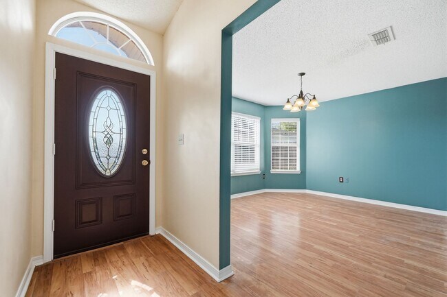 Building Photo - 3 Bedroom in Central Crestview!