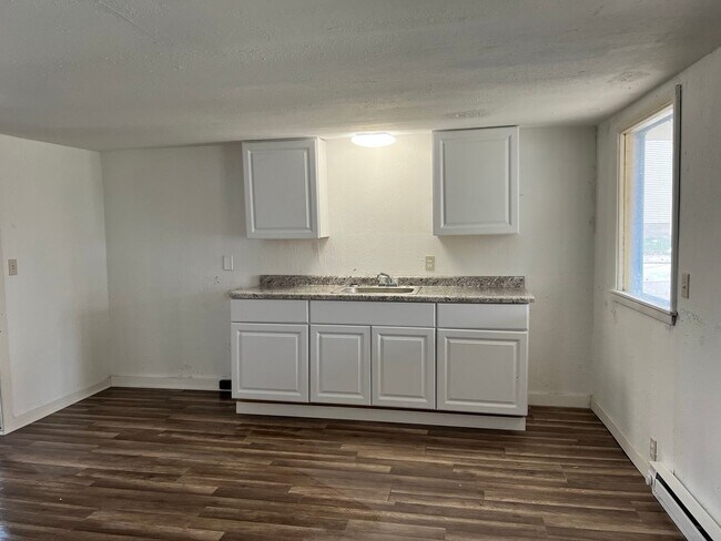 Building Photo - 3 Bedrooms, 1 Bathrooms Single Family Home...