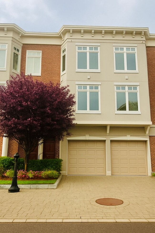 Building Photo - Spacious Townhouse Steps from Tarrytown Wa...