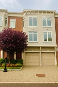 Building Photo - Spacious Townhouse Steps from Tarrytown Wa...