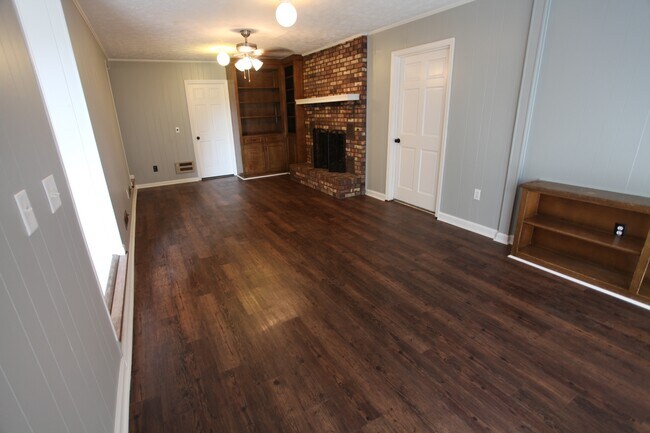 Building Photo - Remodeled 5bed/3.5 Bath House!