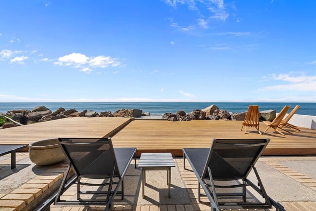 Building Photo - 2988 Solimar Beach Dr