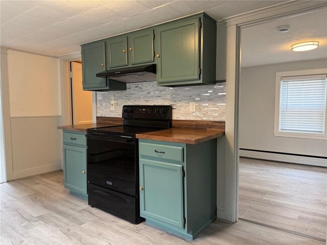 Building Photo - 144 Hopkins Hill Rd