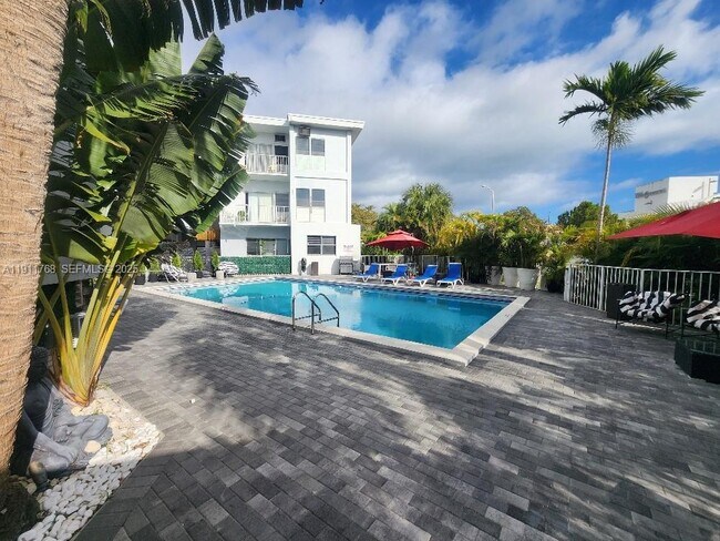 Building Photo - 2101 Normandy Dr