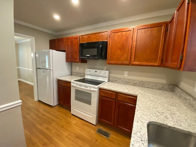Building Photo - 2 Bedroom 2.5 Bath Townhome in Great Marietta Location w/ a Unfinished Basement