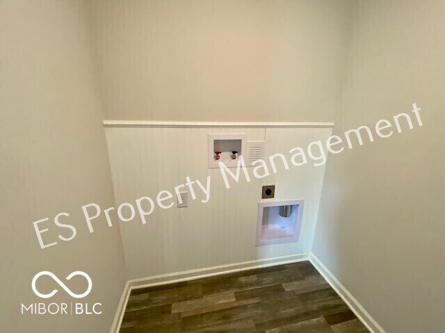 Building Photo - 2913 W Kings Cyn Dr