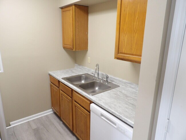 Building Photo - 140 Landings Dr