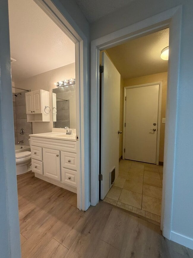 Building Photo - Beautiful 4 bed 2 bath home in Boise just off E Bergeson St