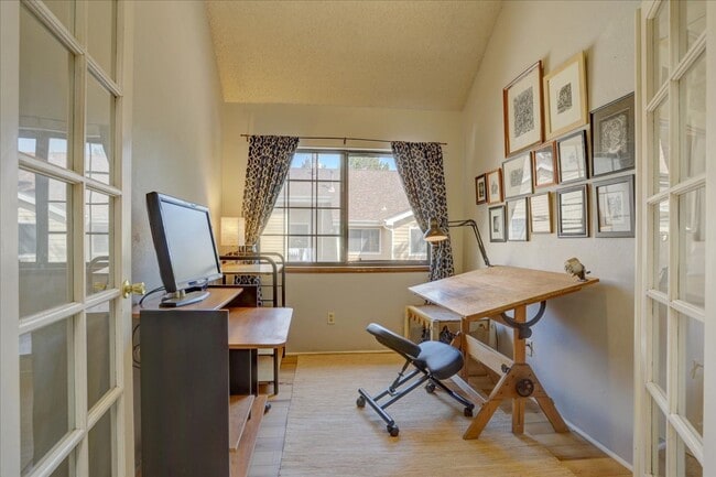Building Photo - Top Floor FURNISHED 1 Bed/Office/Loft in P...