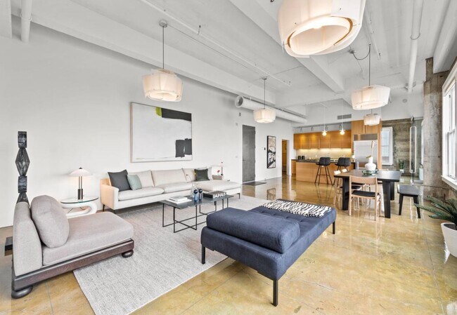 Building Photo - 1BR/1BA PENTHOUSE! Enormous Private Roof D...