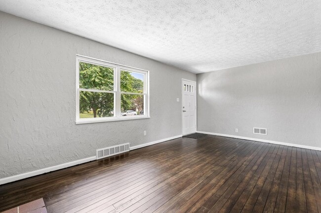 Building Photo - Quaint 4 Bed Cap Cod in Kettering