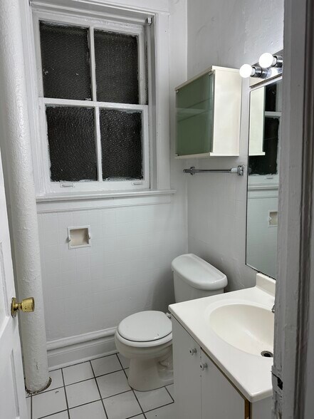 Building Photo - 3606 N Racine Ave