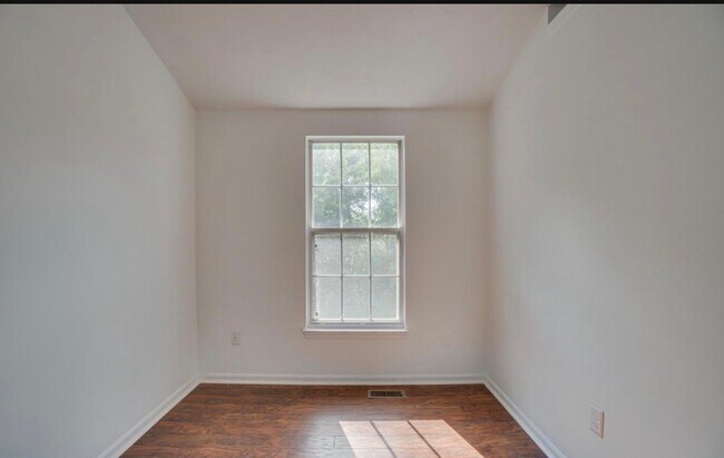 Building Photo - 16965 Monmouth Ct