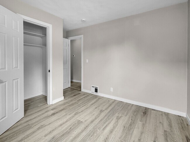 Building Photo - 2100 Dawson Ave NE