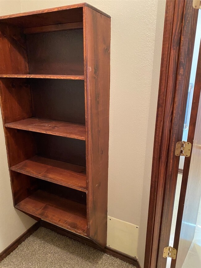 Building Photo - 301 Jansen Dr