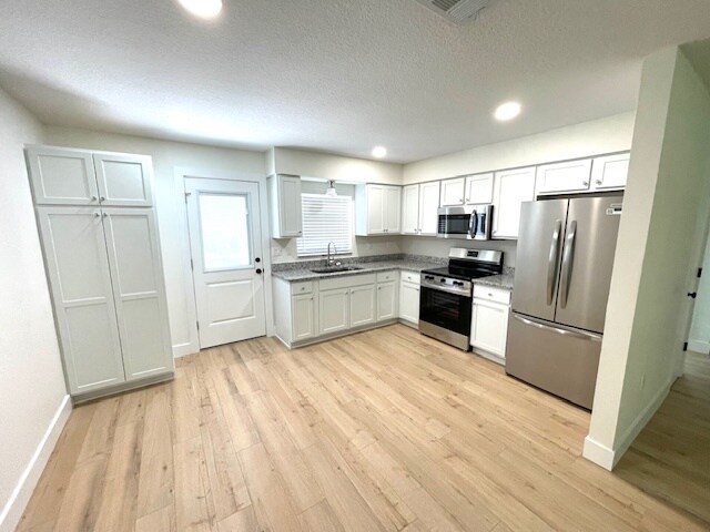 Building Photo - 1332 SE Sanchez Ave