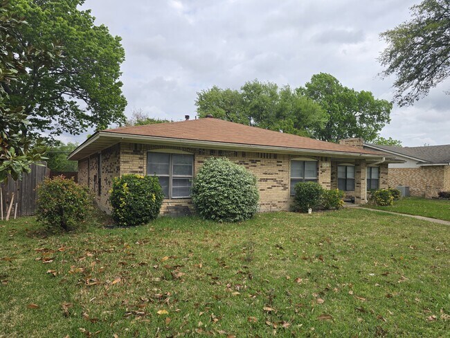 Building Photo - 2105 E Collins Blvd