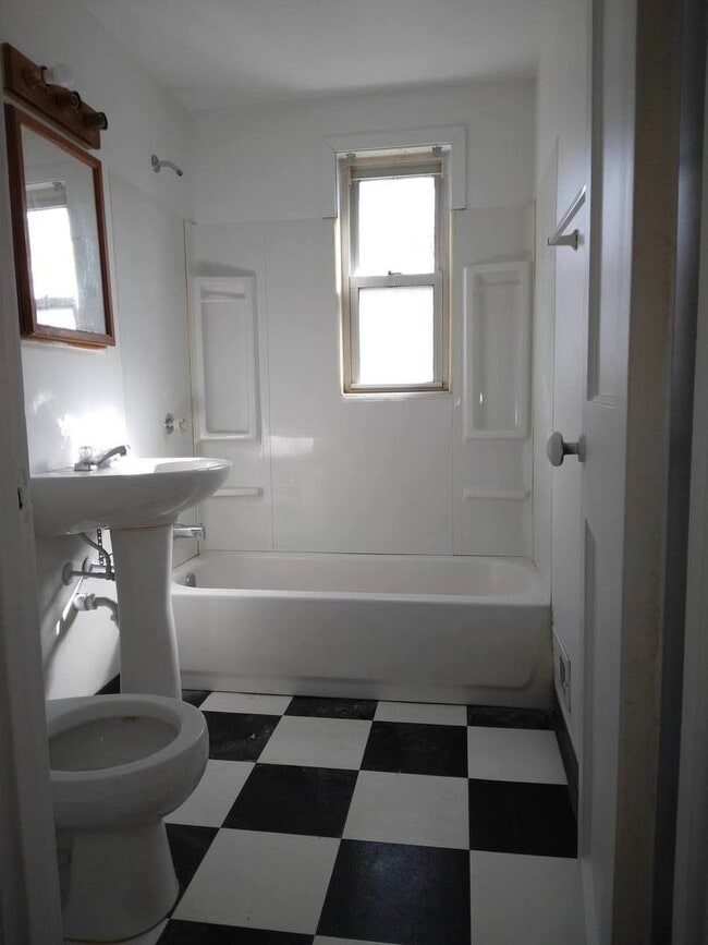 Building Photo - 810 Sullivan Ct