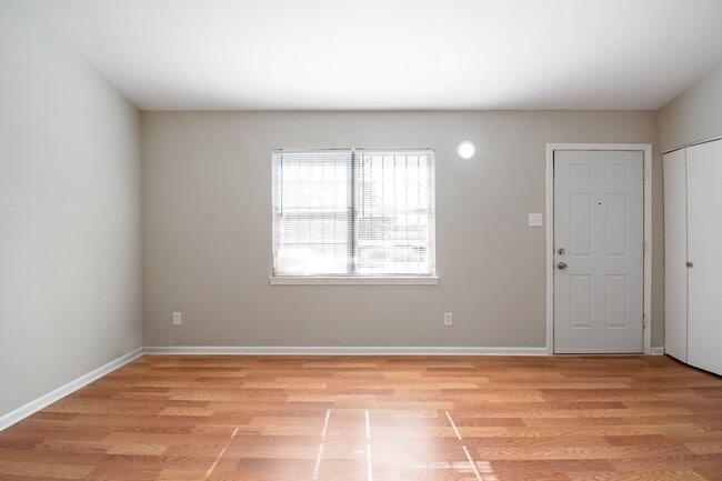 Building Photo - Renovated Rental in Westwood