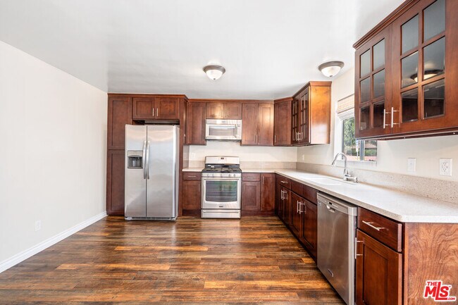 Building Photo - 1425 Centinela Ave