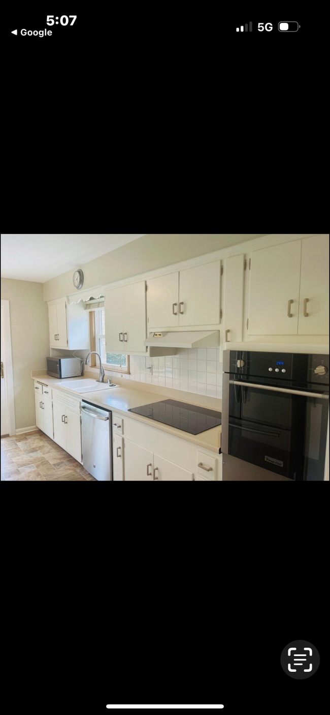 Building Photo - 5550 N Navajo Ave