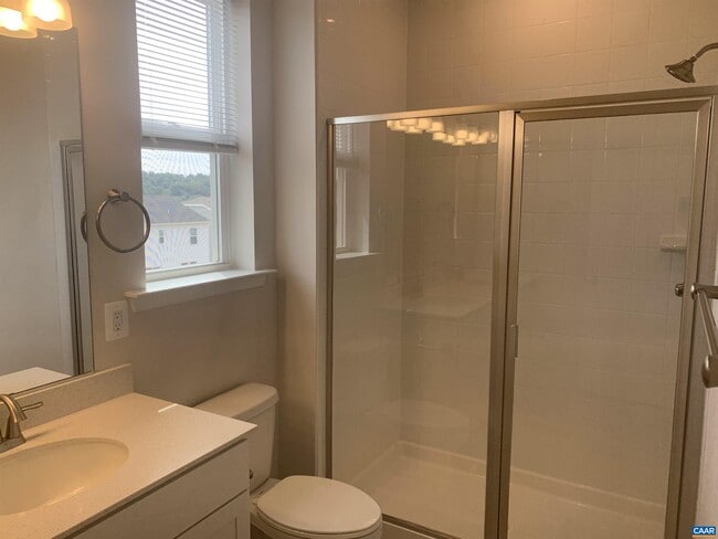 Building Photo - 758 Round Hill Rd