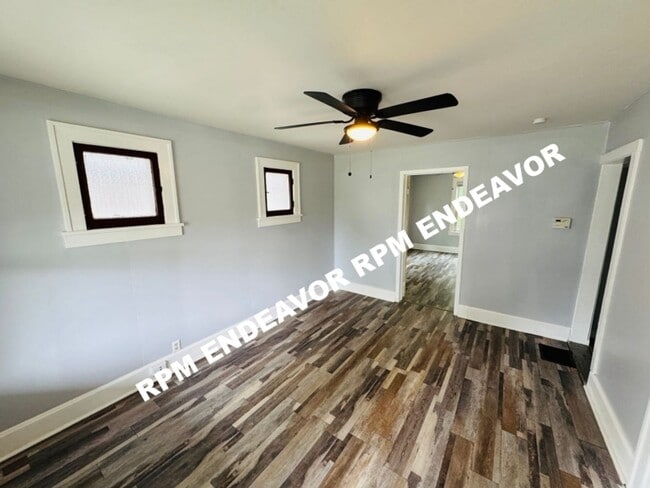 Building Photo - 2bedroom located in Hillsdale Move in Read...