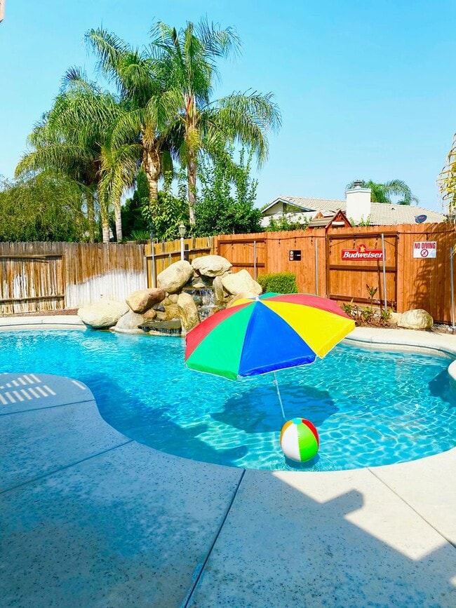 Building Photo - Best Deal in SW Bakersfield. Fully furnished home with a Pool