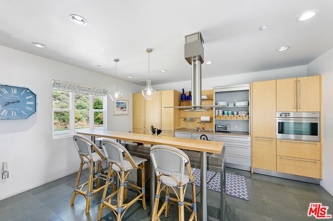 Building Photo - 1341 Palisades Beach Rd