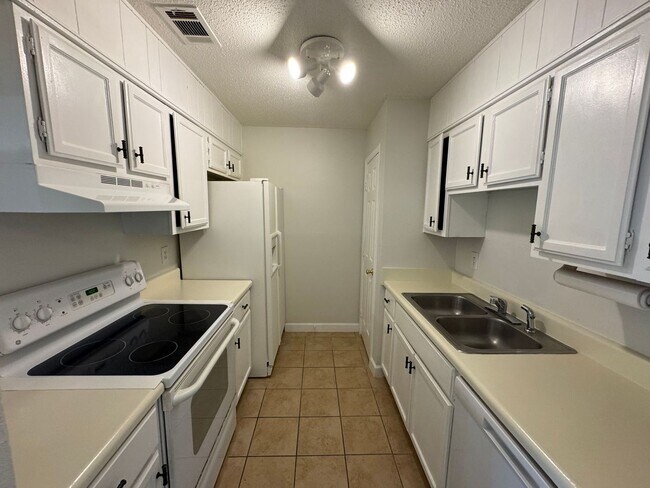 Building Photo - Gulf Breeze - Greenbriar Estates - 2 bedro...