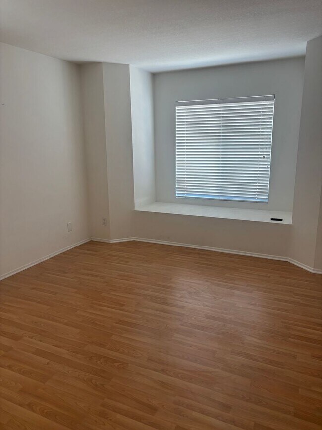 Building Photo - 4-BedroomSpacious Home