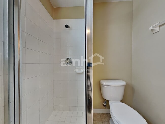 Building Photo - 558 Hatcher St SE