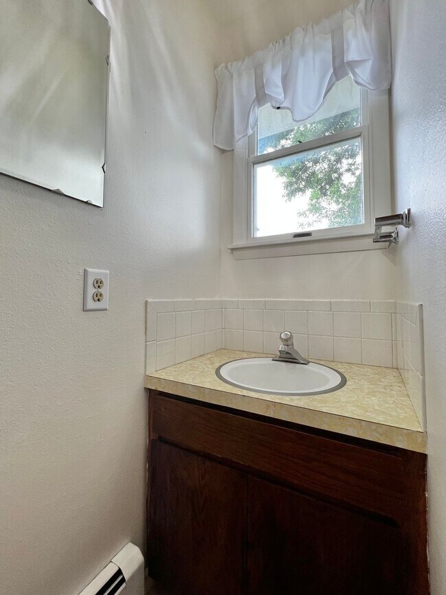 Building Photo - Peaceful Country Living | Mountain Views + Spacious 2 Bed Retreat
