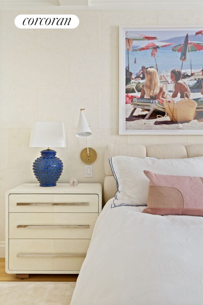 Building Photo - 28 E 10th St