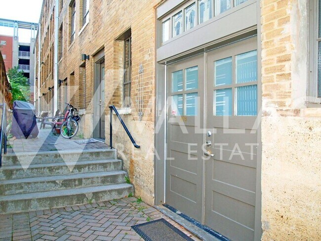Building Photo - DOWNTOWN LIVING WITH PRIVATE GATED ENTRANC...