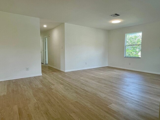 Building Photo - Spacious 4 Bedroom 2 Bathroom Single Famil...